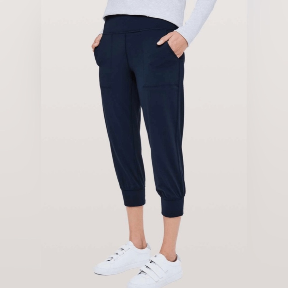 Lululemon Women’s Align Cropped Joggers in Navy Blue